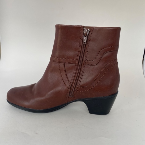 Clarks Leather Ankle Boots with Inseam Zipper - Size 7M - Picture 5 of 9